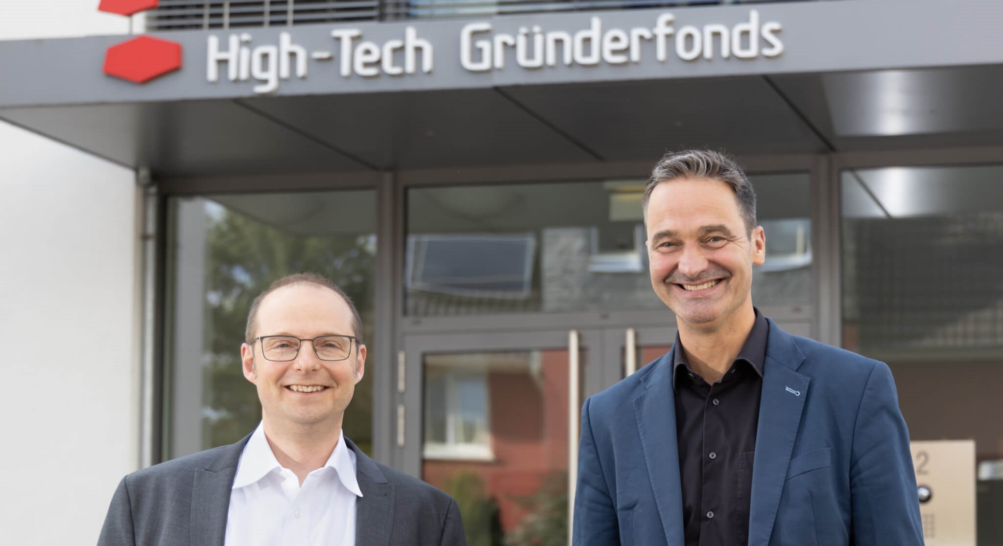 Guido Schlitzer and Alex von Frankenberg in front of High-Tech Gründerfonds headquarters