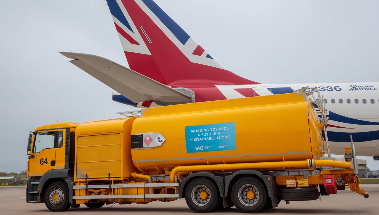 Bowser delivering a blend of SAF and regular jet fuel for a British Airways flight