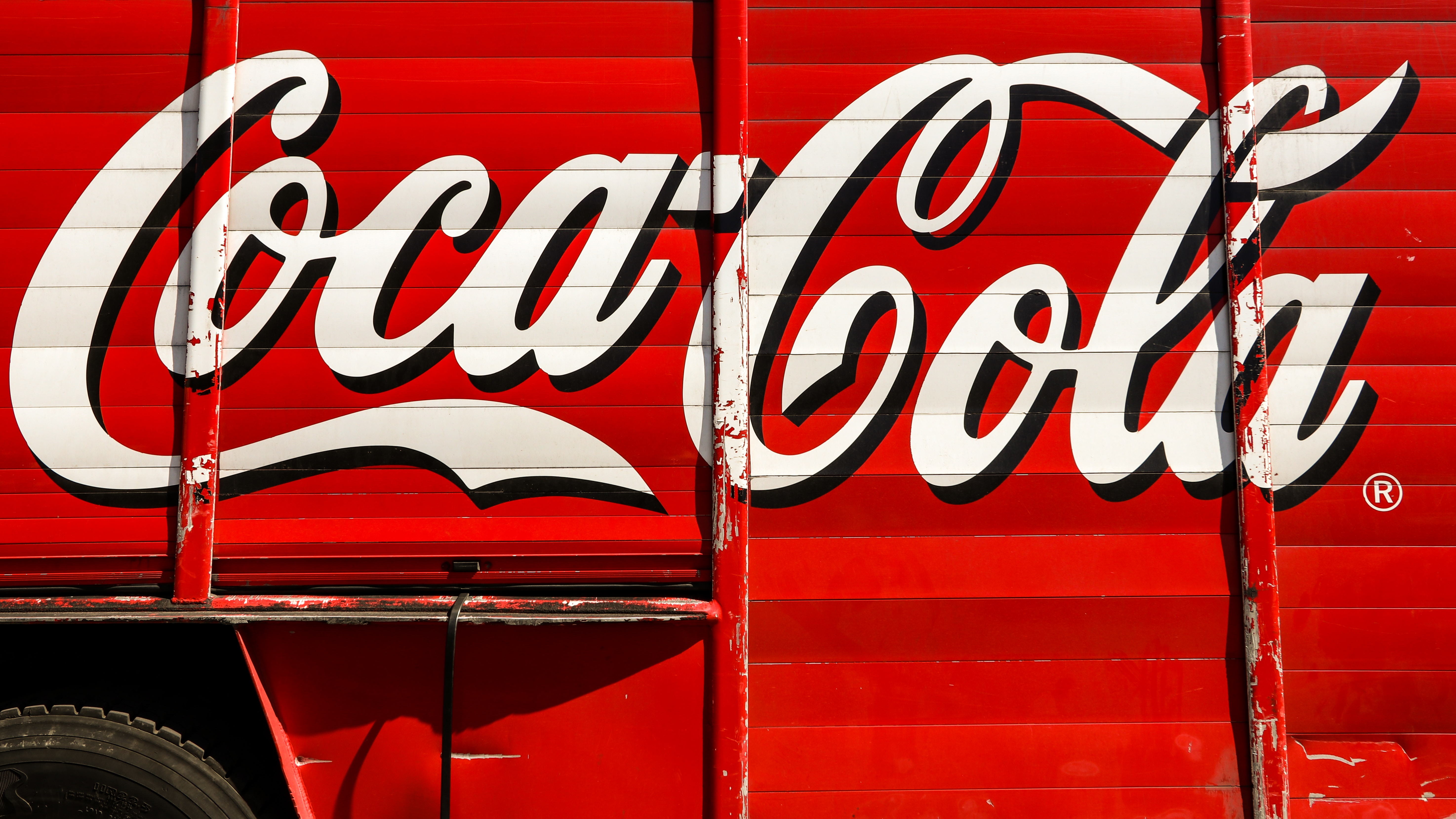 coca cola bottling company logo