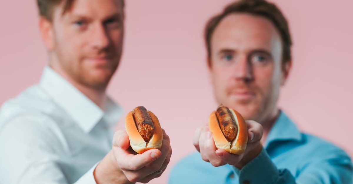 Meatable founders Krijn de Nood and Daan Luining holding up hot dogs