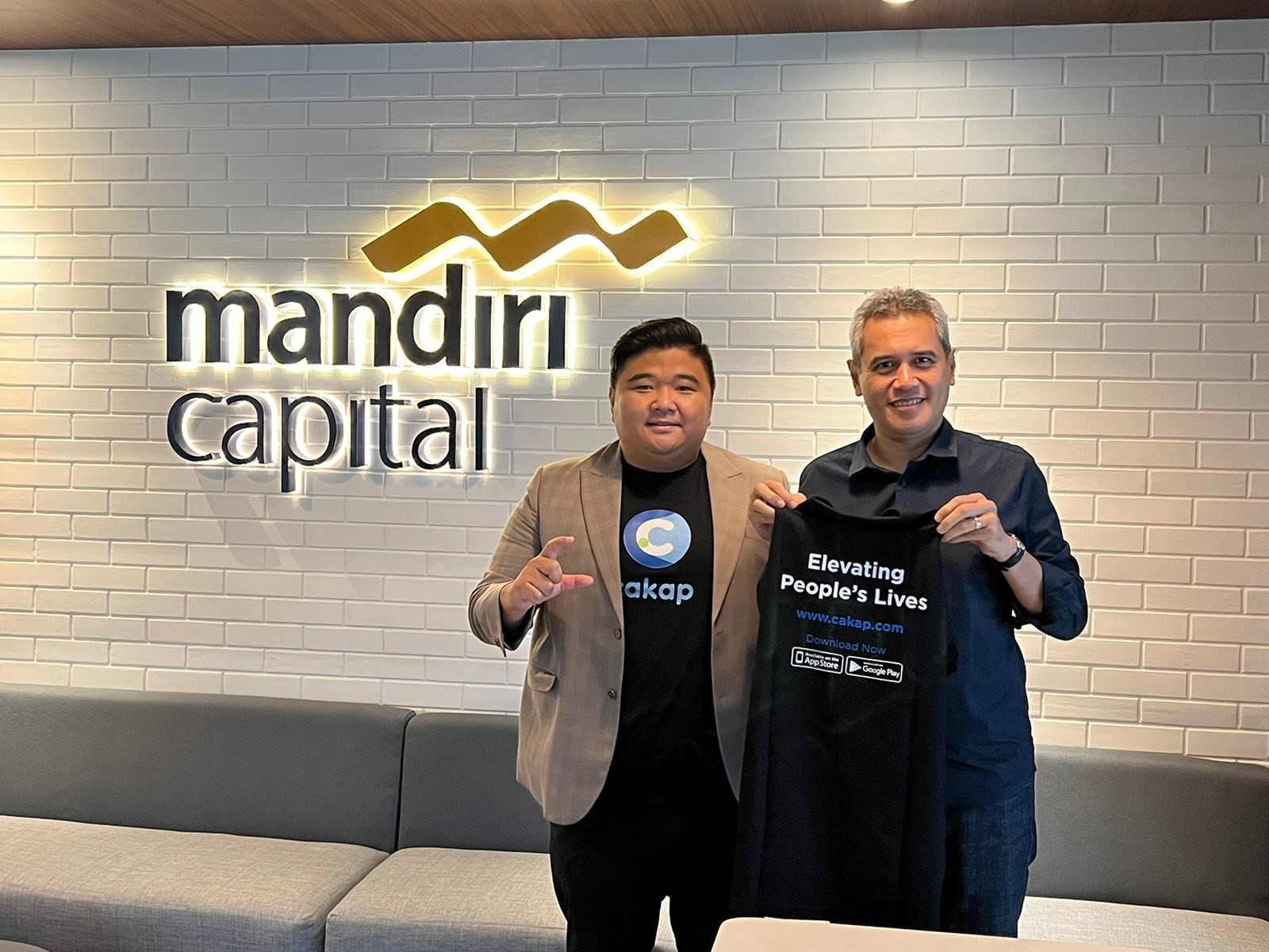 Co-founder and CEO of Indonesian elearning platform Cakap, Tomy Yunus (left), and Eddi Danusaputro, CEO of Mandiri Capital Indonesia. Image courtesy of Mandiri Capital Indonesia.