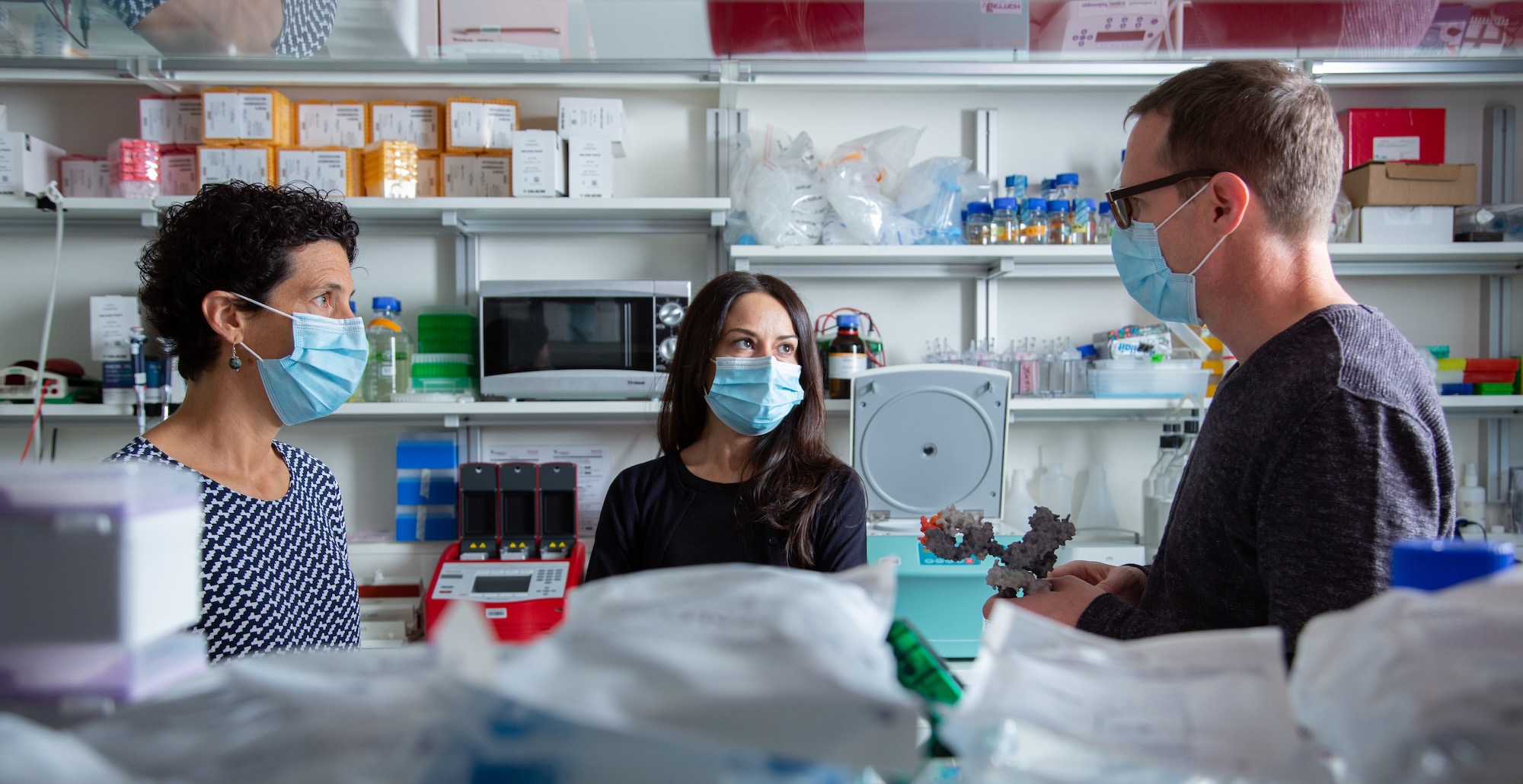 The researchers behind Basel spinout Cimeio standing in a lab. From left to right: Romina Matter-Marone, Rosalba Lepore and Lukas Jeker.