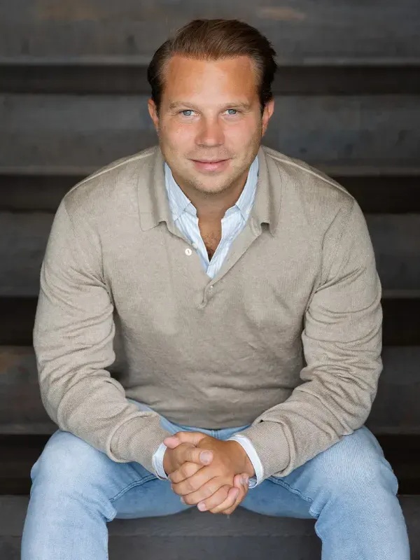 Tom Filip Lesche sitting down
