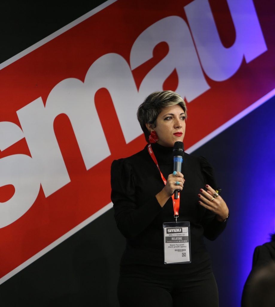 A woman pitching at a Smau event in Milan